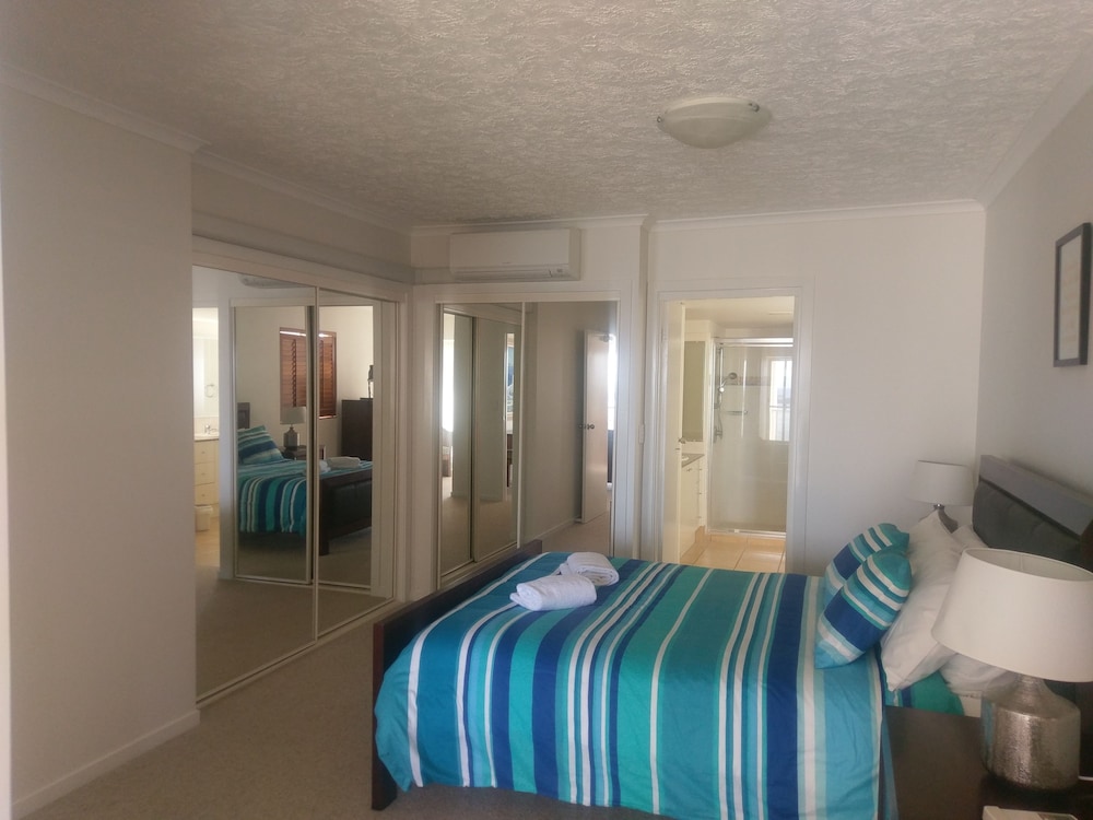 MOORINGS BEACH RESORT 21/77