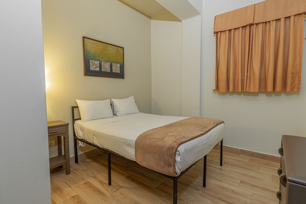 Hotel Plaza Del Arco Express 23/65
