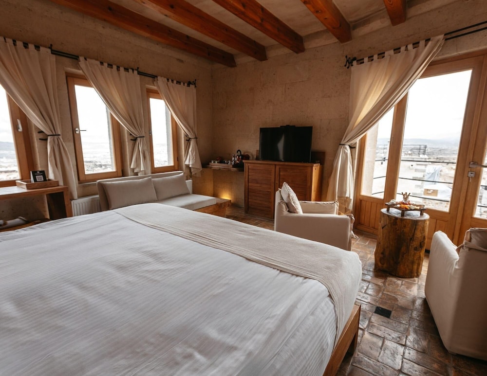 MILLSTONE CAVE SUITES 20/77