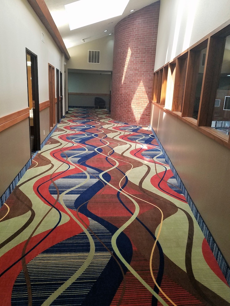 Apple Tree Inn and Suites 48/62