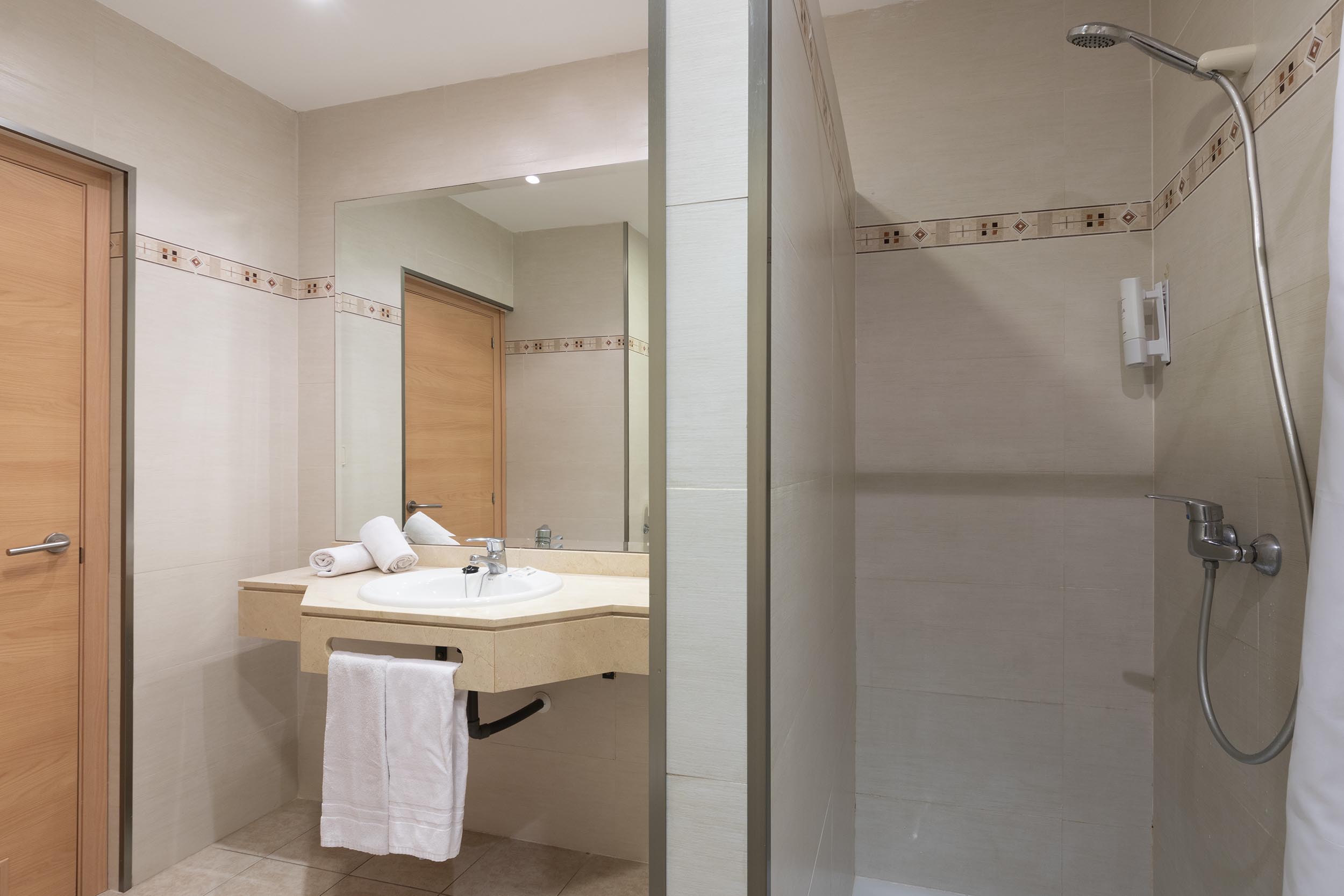 Hotel Palia La Roca 44/45