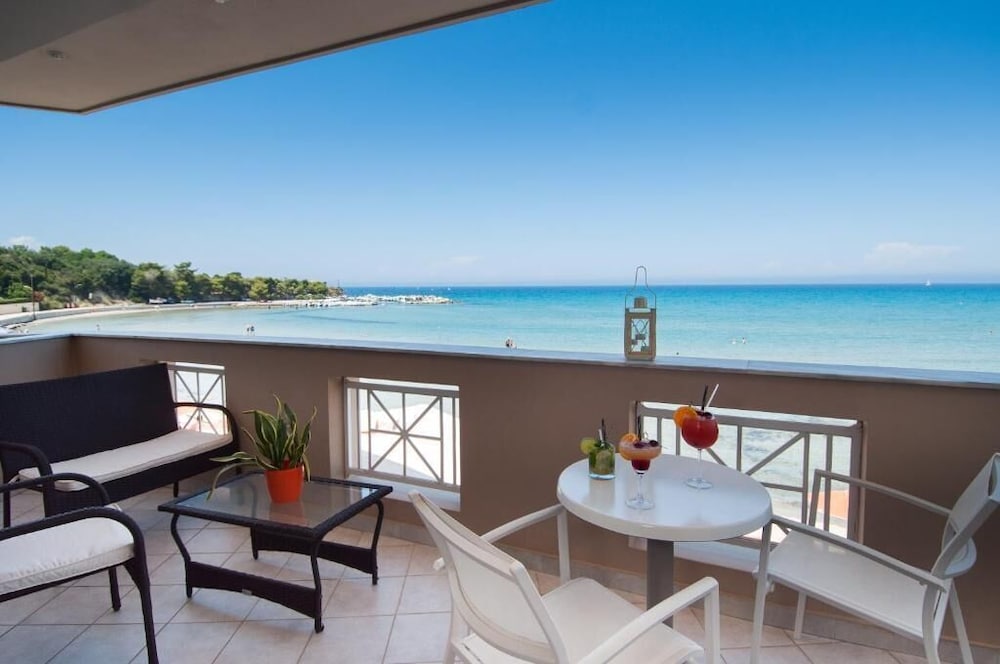 Al Mare Hotel 48/63
