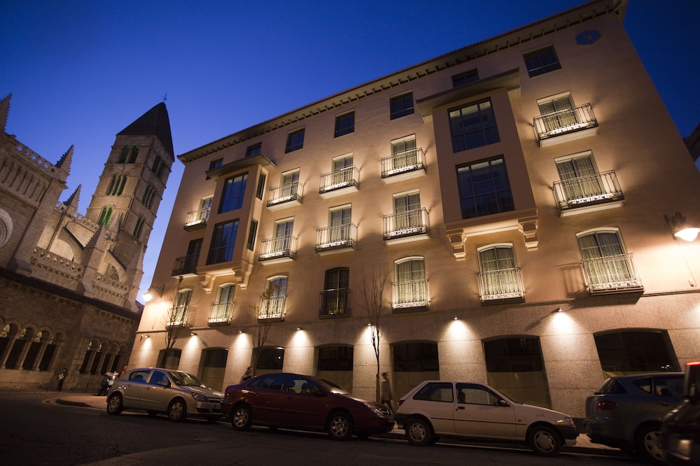 Nexus Valladolid Suites Hotel 1/44