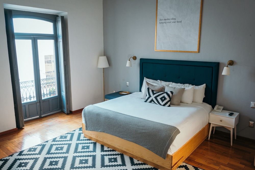 JUNIOR SUITE, KING BED