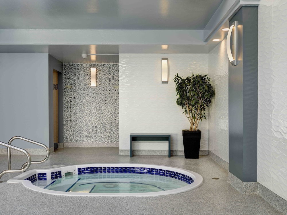 Chateau Victoria Hotel And Suites 35/68