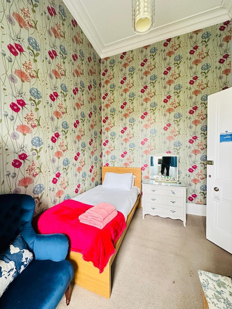 ROOM, SINGLE