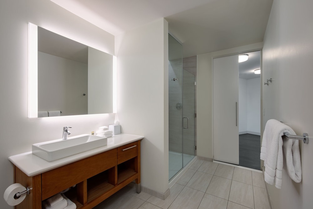 1 Bedroom, Suite, King Bed, City View, Sofa, Element Detroit at the Metropolitan 4/4