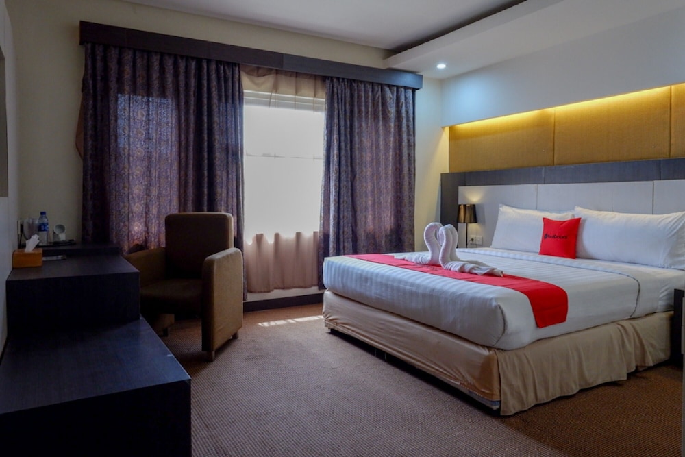 RedDoorz Plus near Hotel Benua Kendari 18/23