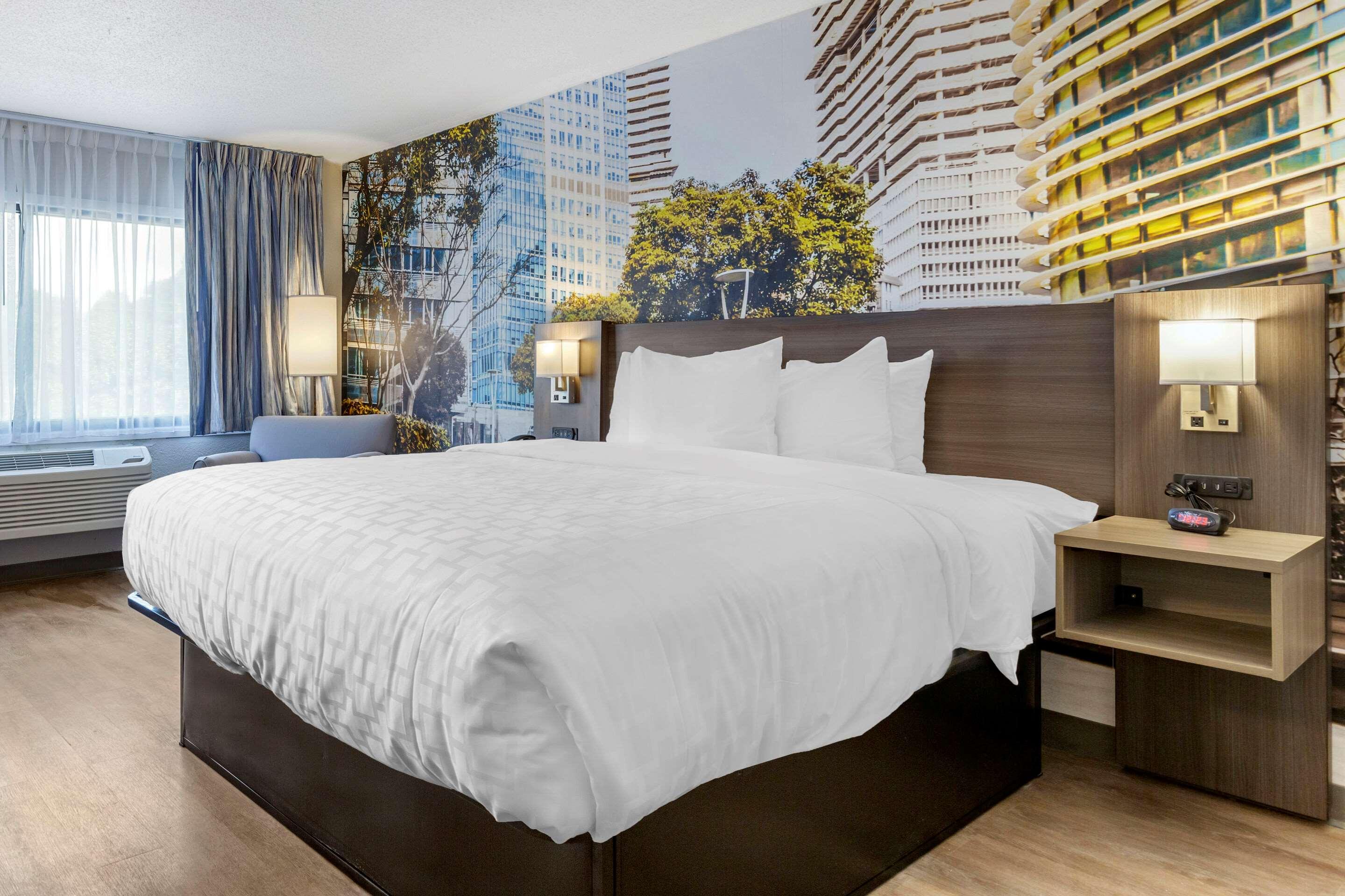 ROOM, KING BED