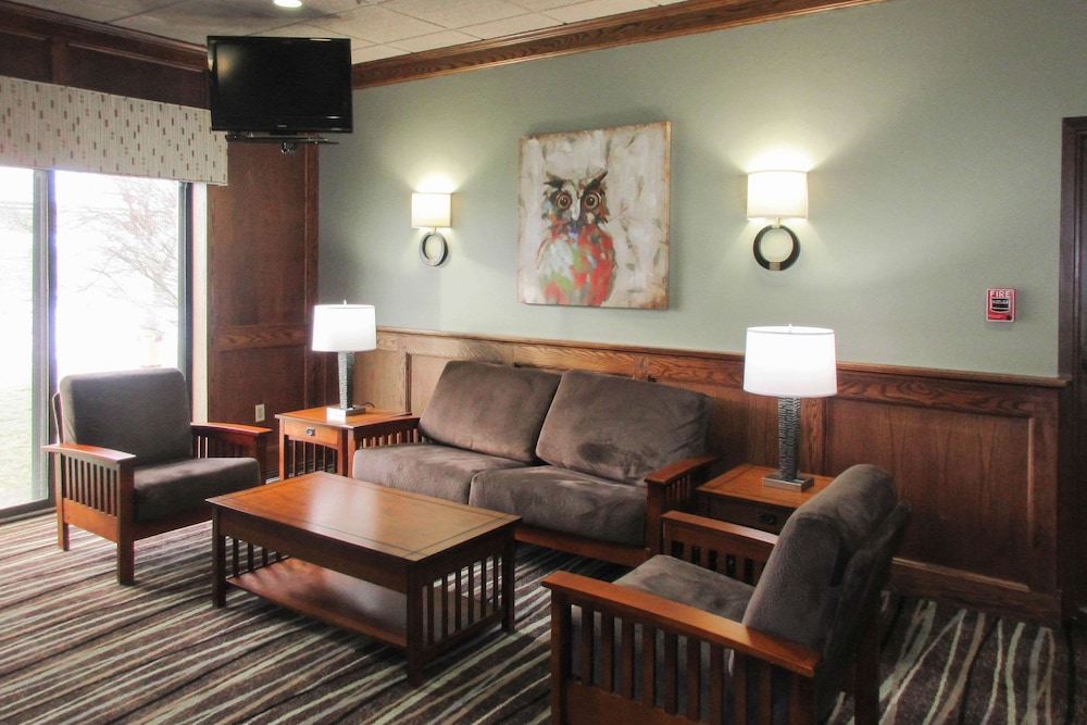 Clarion Inn & Suites Cortland - University Area 18/30