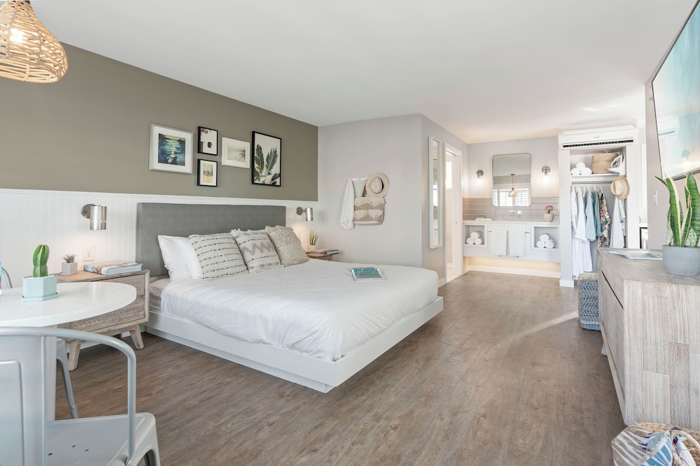 غرفة بسرير كينج بإطلالة على البحر بشرفة، Sea Sprite Hotel 2/8