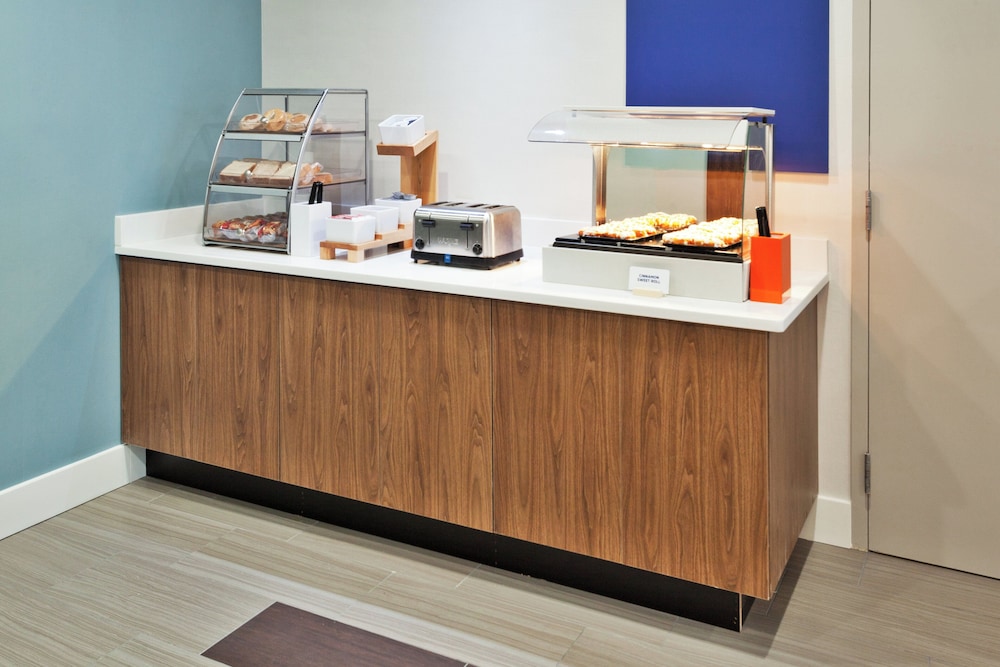 Holiday Inn Express Hotel And Suites Rome East 8/50