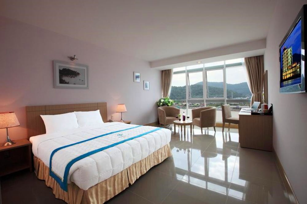 River Hotel 38/79