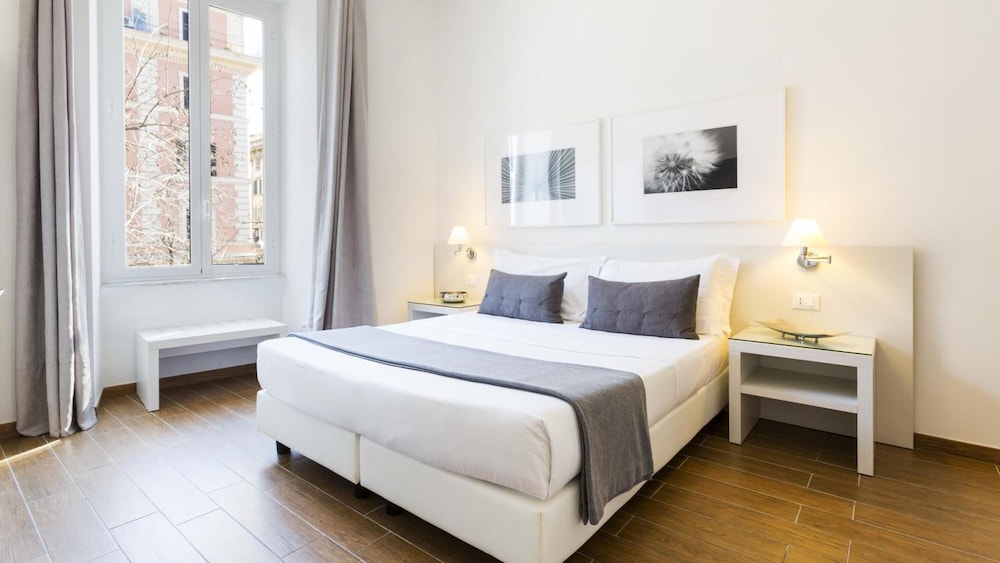 ROOM, DOUBLE BED