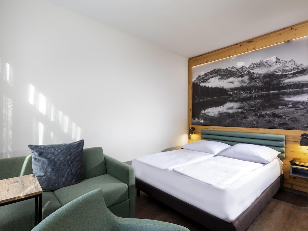 غرفة قياسية بسرير كوين مع أريكة، Mercure Hotel Garmisch Partenkirchen 5/10