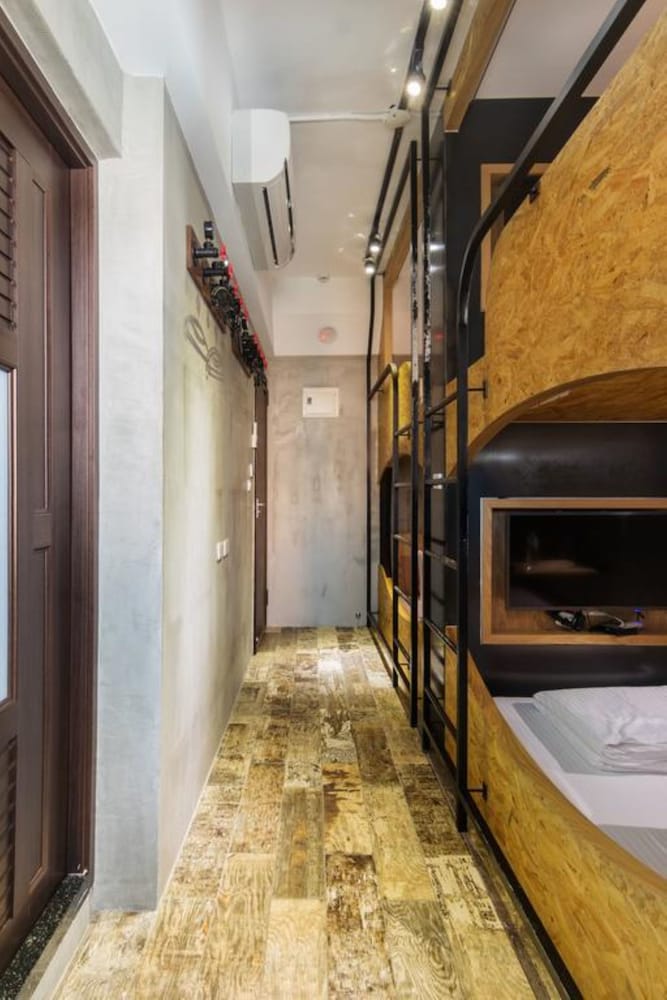 J.T World Funtrip B&B 4/44