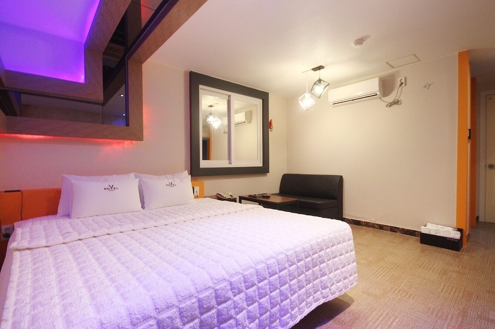 V Hotel 13/50