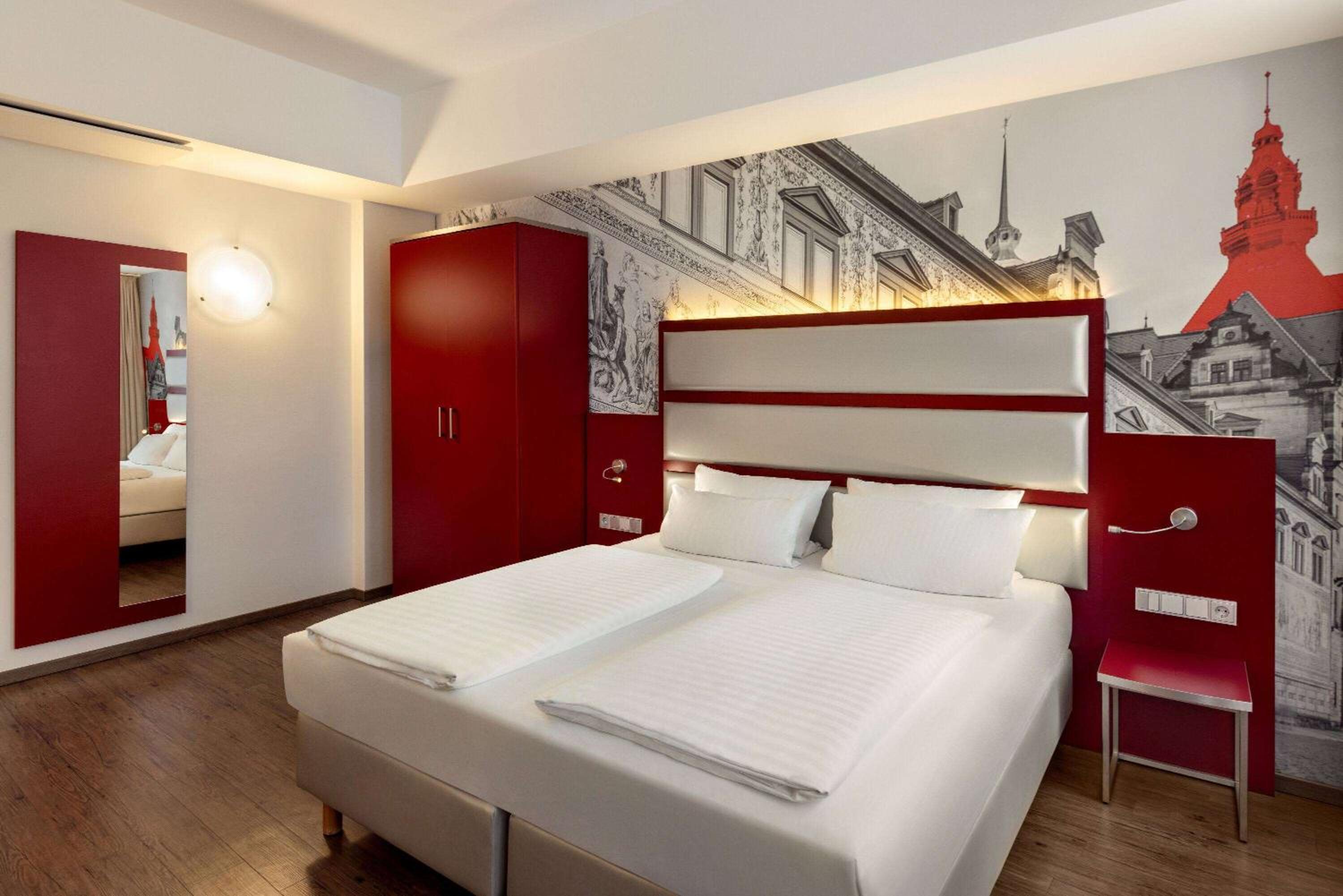 ROOM, DOUBLE BED