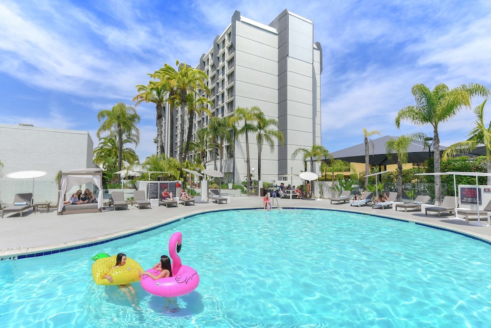 Hilton Irvine/Orange County Airport 35/82