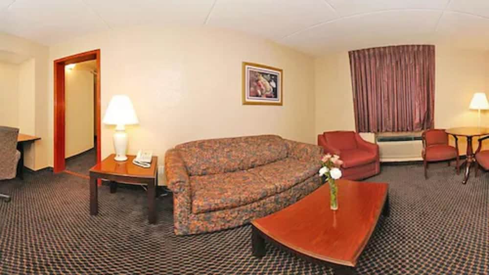 Econo Lodge Inn & Suites Waterloo Downtown 17/30