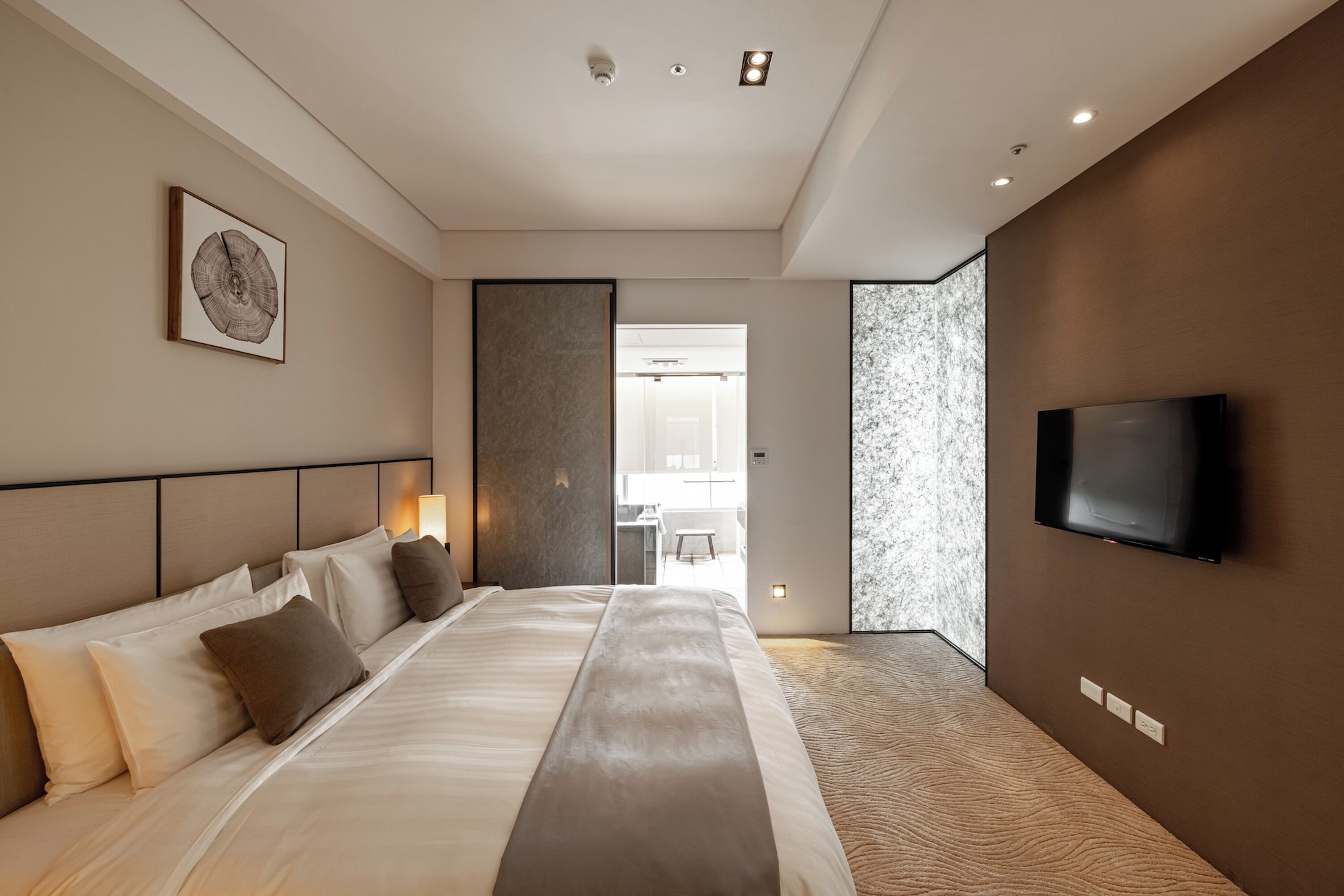 DELUXE, SUITE, MULTIPLE BEDS, PARTIAL OCEAN VIEW