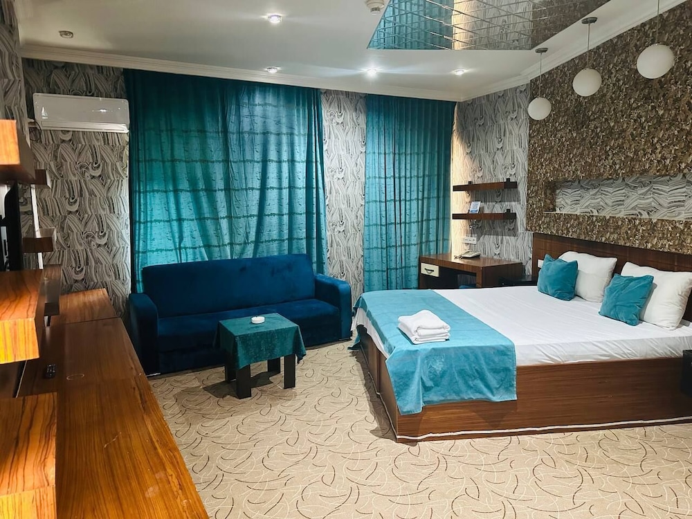DELUXE, DOUBLE OR TWIN BED