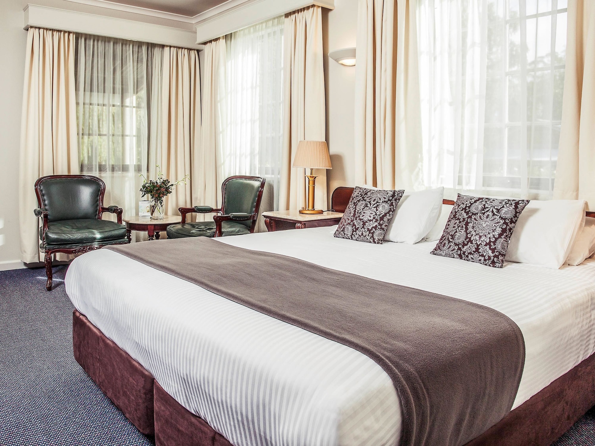 Lodge, King Bed