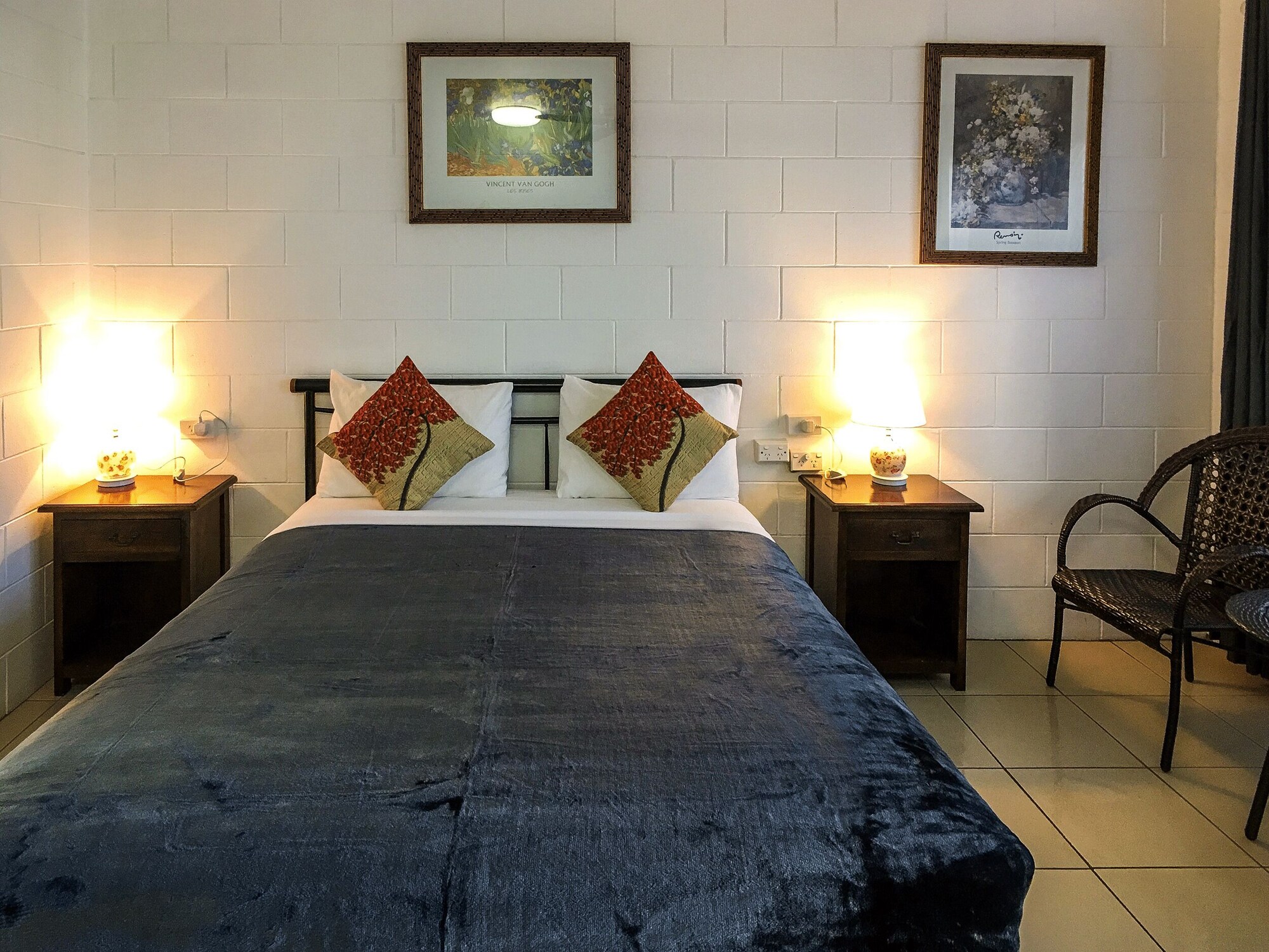 ROOM, QUEEN BED