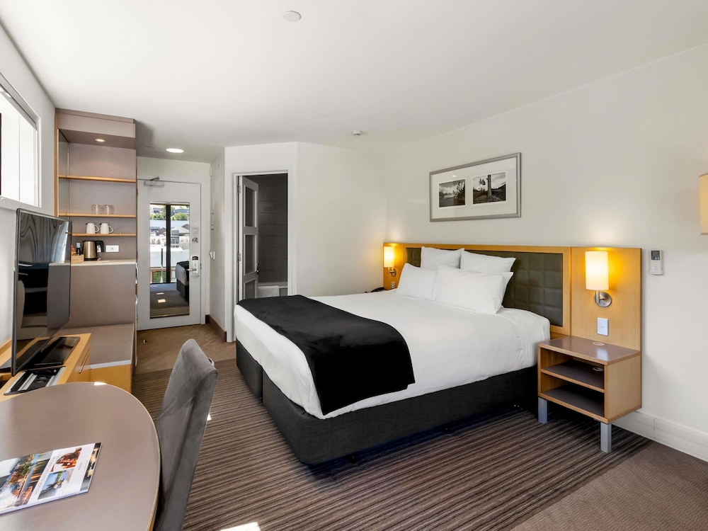 NOVOTEL QUEENSTOWN LAKESIDE 12/50