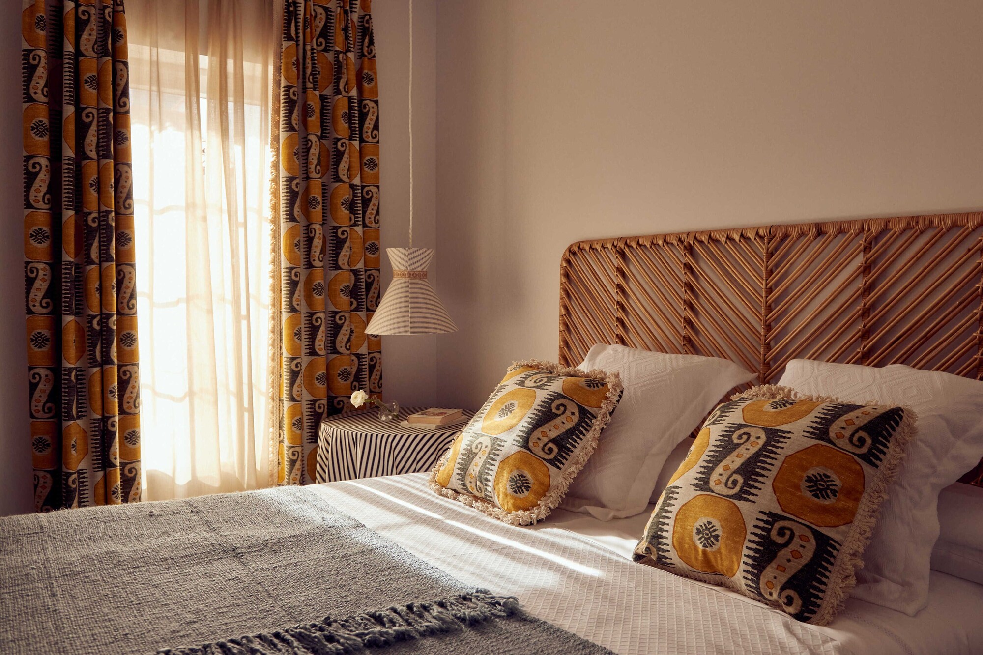 ROOM, SINGLE, QUEEN BED