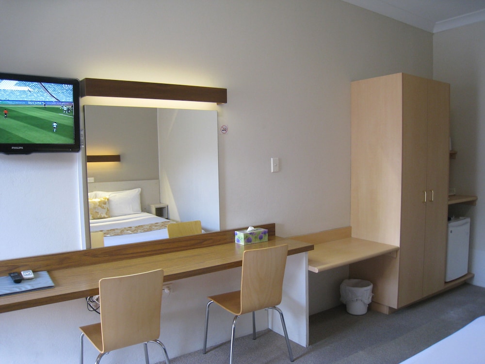 Country Lodge Motor Inn 48/50