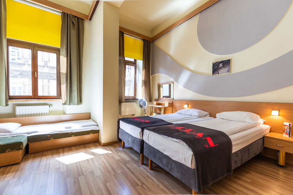 ROOM, TRIPLE
