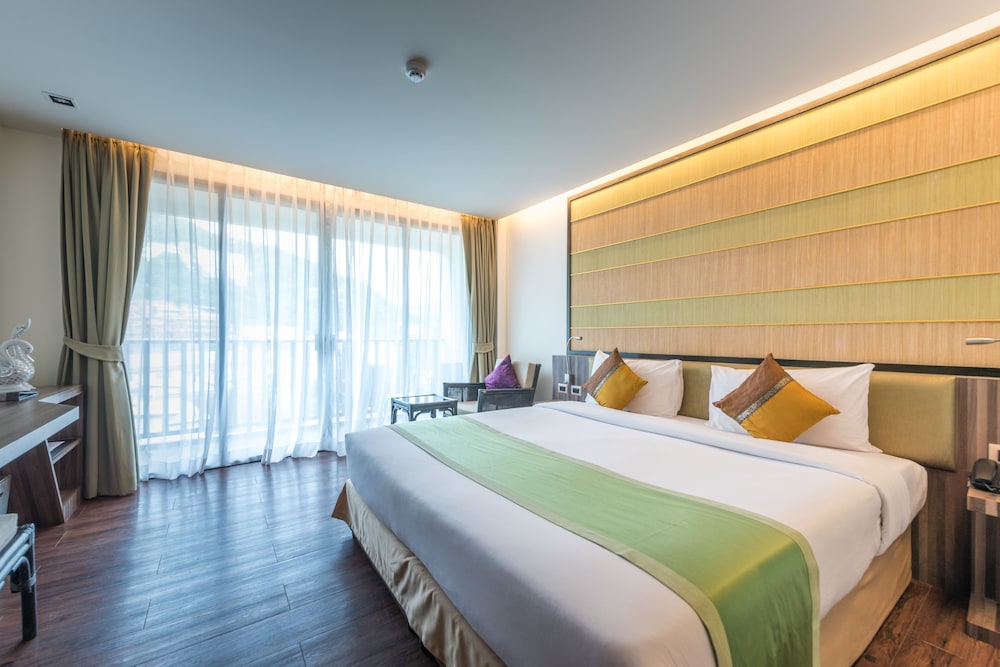 ROOM, QUEEN BED