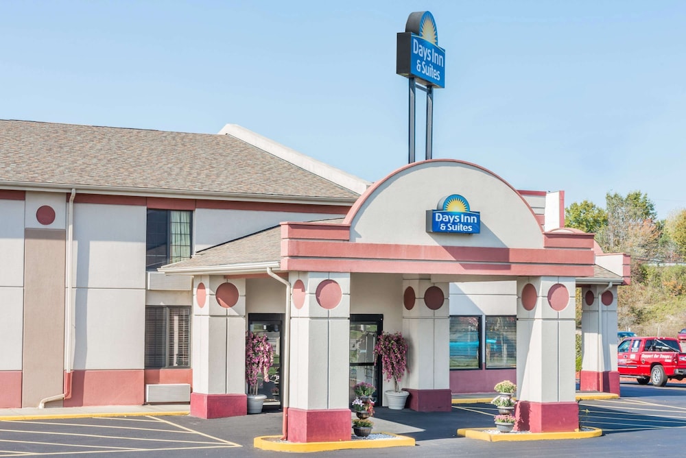 Days Inn & Suites by Wyndham Youngstown / Girard Ohio 2/39