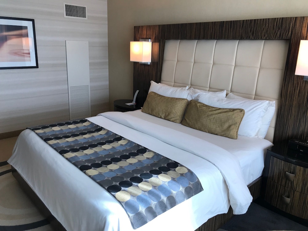 DELUXE, KING BED, ACCESSIBLE