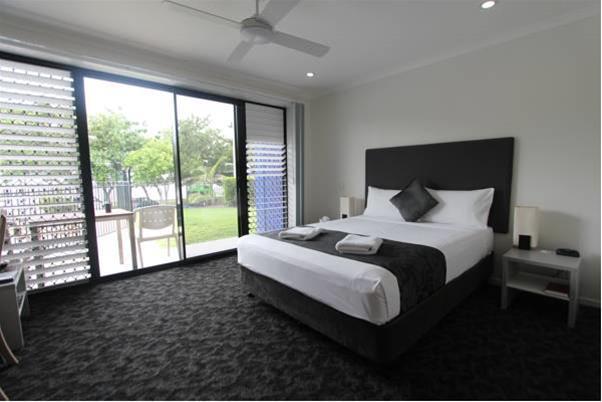 SHOREDRIVE MOTEL 10/32
