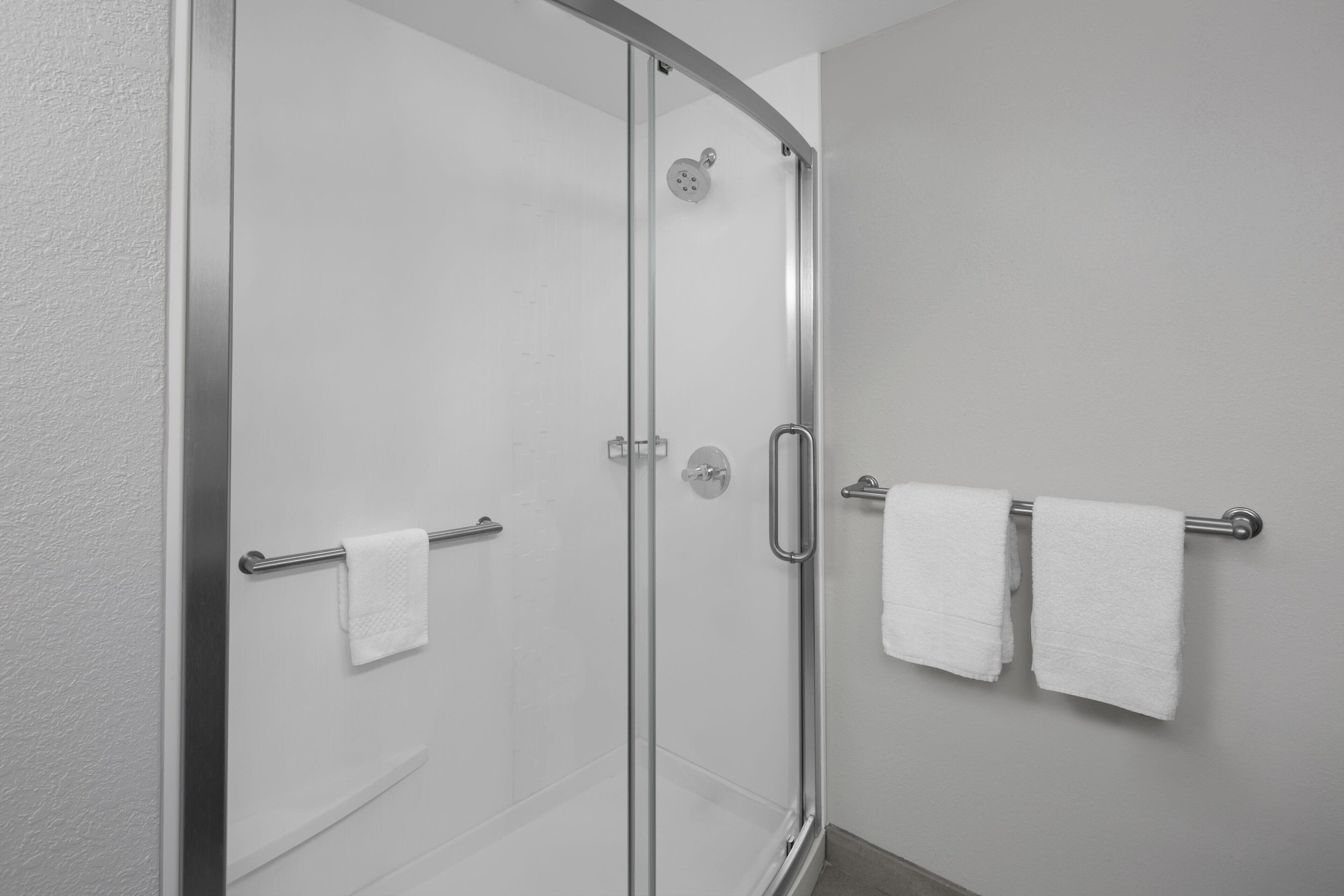غرفة بسرير كينج مع أريكة، Courtyard By Marriott Tampa Oldsmar 4/4