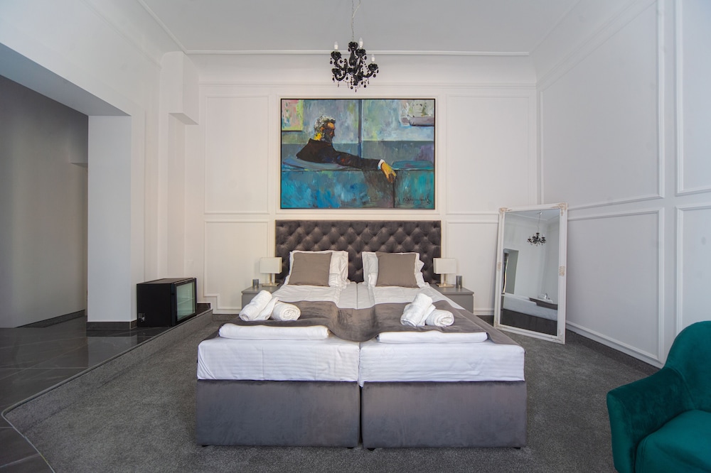 Kings Palace Suites 35/50