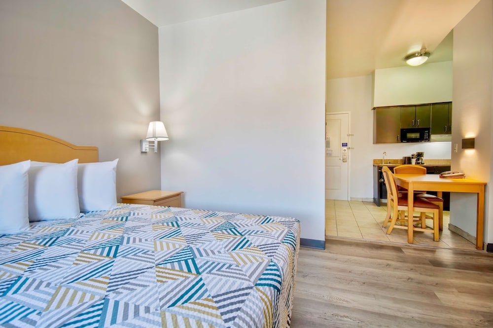 DELUXE, QUEEN BED, KITCHENETTE, SMOKING