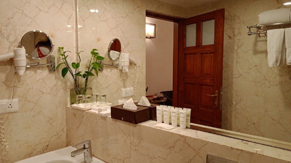 Radisson Goa Candolim Hotel 13/84