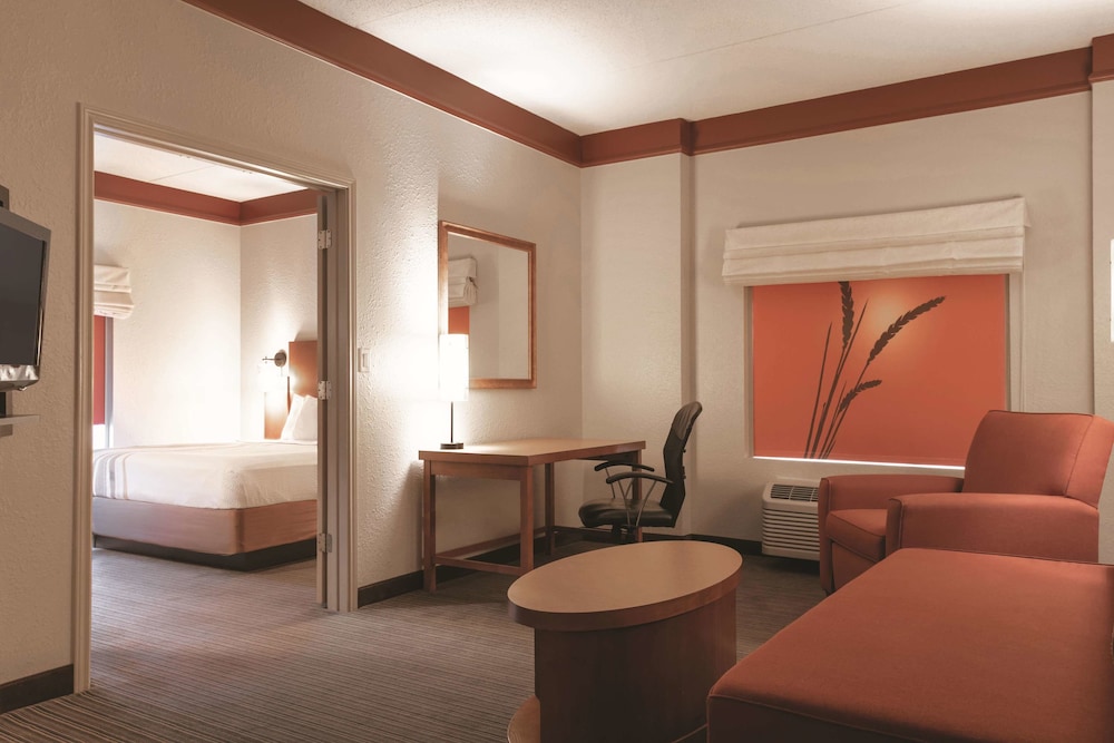 La Quinta Inn & Suites by Wyndham Atlanta Ballpark/Galleria 43/64