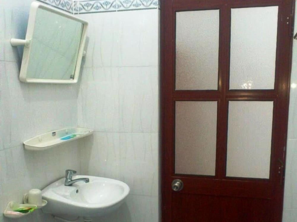 ROOM, SINGLE