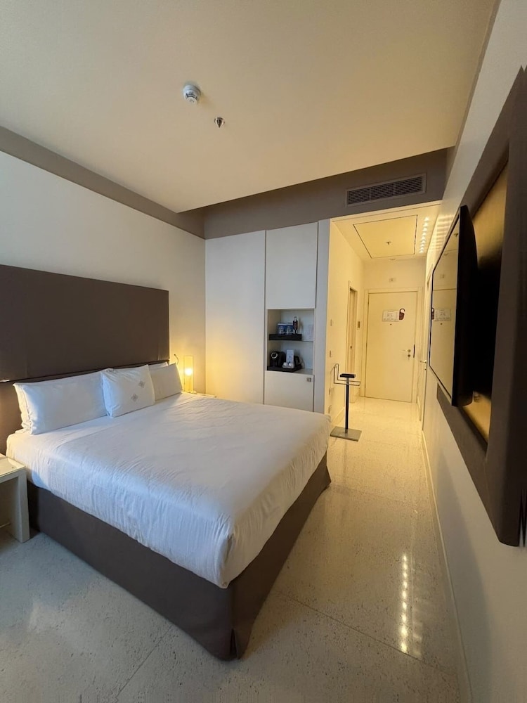 Superior, Double Bed, Partial Canal View, Canal View