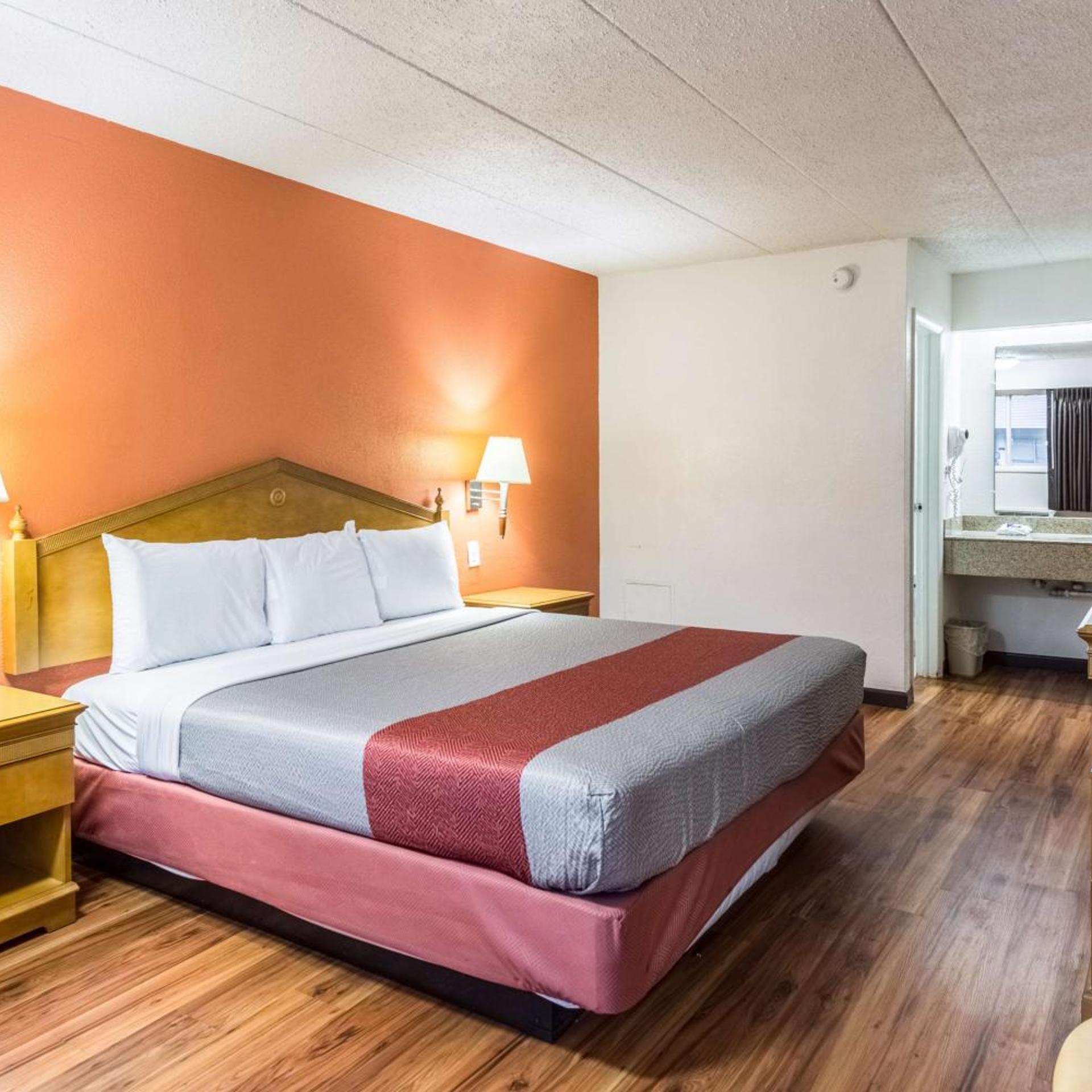 1 King Bed - Smoking, Motel6 Grove City, OH 3/10