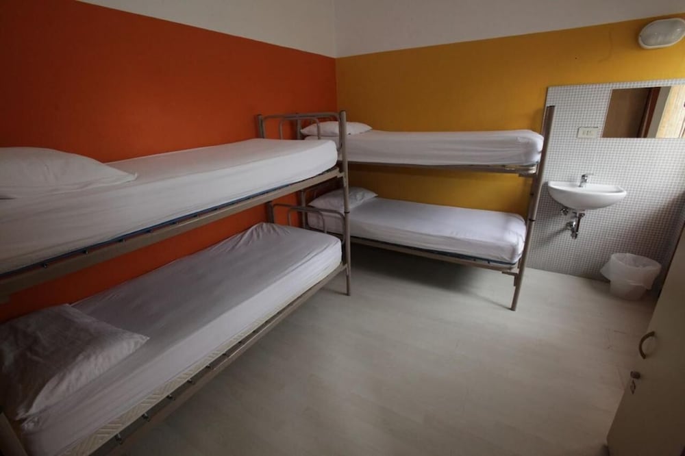 Sunflower City Backpacker & Student Hostel 18/48