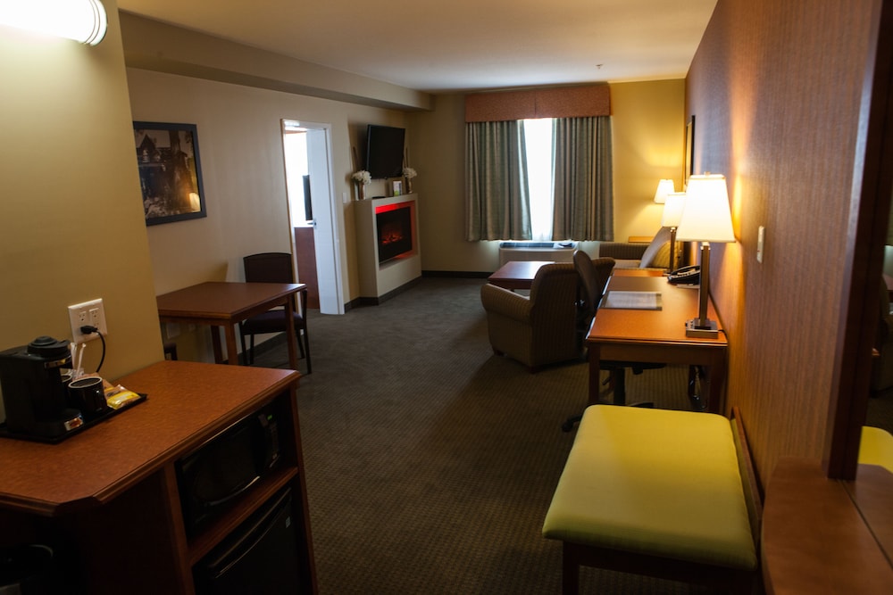Best Western Plus Service Inn and Suites 41/56