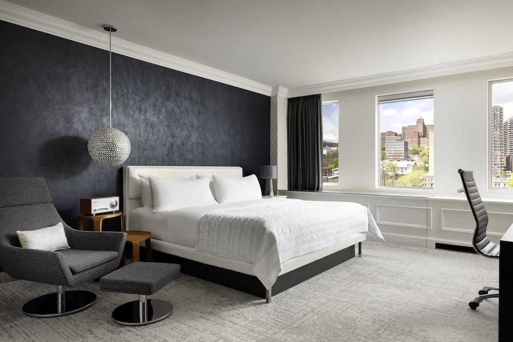 DELUXE, KING BED, KITCHENETTE