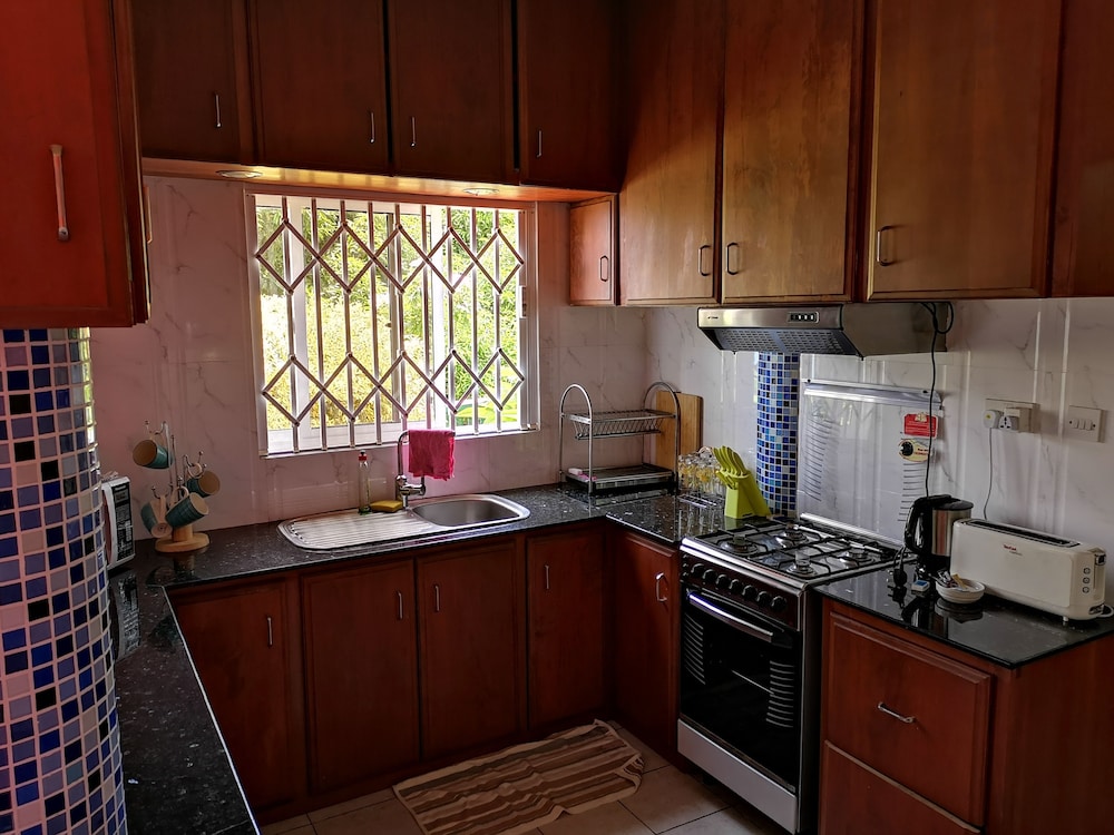 Glacis Heights Villa 4/50