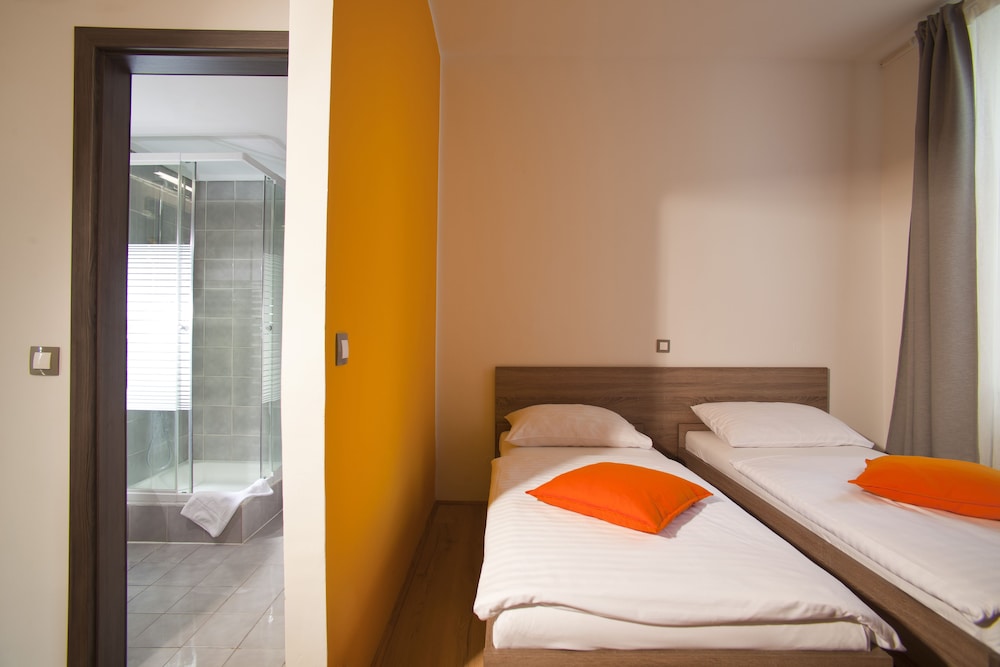 Hostel Uni 10/34