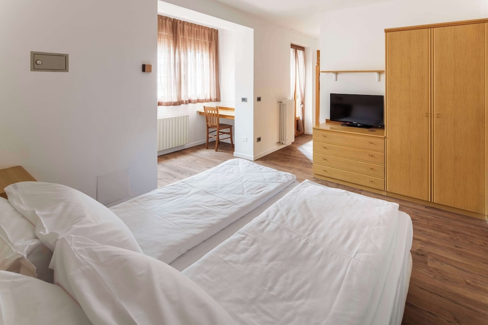 Family, 1 Single and 2 Queen Beds, Mountain View, Balcony، Best Western Hotel Nevada 2/6